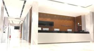una hall con una reception in un edificio di City Comfort Inn Shenzhen Shiyan Science and Technology Park a Shenzhen