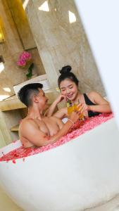 een man en een vrouw in een bad bij Danka Villa Sanur in Sanur