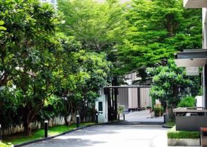 Κήπος έξω από το Prime Classic 1 BR BTS Chidlom 72SQM Langsuan