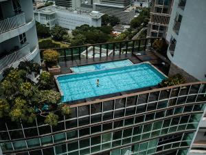 Πισίνα στο ή κοντά στο Prime Classic 1 BR BTS Chidlom 72SQM Langsuan
