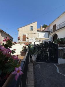 ein Balkon mit einem Tor und einigen Blumen in der Unterkunft Casa Particolari nel Cilento in Giungano