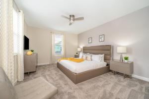 a bedroom with a bed and a ceiling fan at 2744HM VILLA 5 BED/5 BA (SANITIZED) in Kissimmee +29 photos