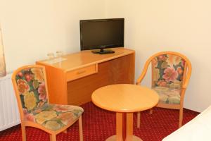 TV tai viihdekeskus majoituspaikassa Hotel Pension Kaden