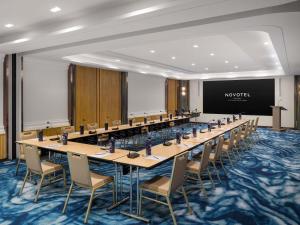 a conference room with a long table and chairs at Novotel Bangkok Platinum Pratunam in Bangkok