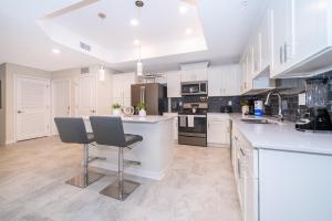 Η κουζίνα ή μικρή κουζίνα στο 3131-108FV STOREY LAKE, CONDO 3/2 LAKE VIEW