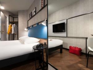 Ένα ή περισσότερα κρεβάτια σε δωμάτιο στο Hotel Faubourg Galant Paris - Handwritten Collection