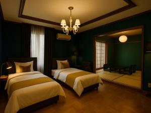 佐賀市にあるKANSEI null 佐賀の緑の壁の部屋にベッドが2つある