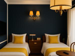 佐賀市にあるKANSEI null 佐賀の黄色い枕付きのベッド2台が備わる客室です。