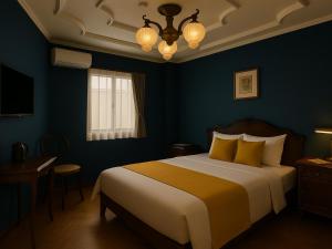 佐賀市にあるKANSEI null 佐賀の青い壁の大きなベッドのある寝室