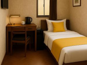 佐賀市にあるKANSEI null 佐賀のベッド、デスク、ベッド、デスクが備わる客室です。