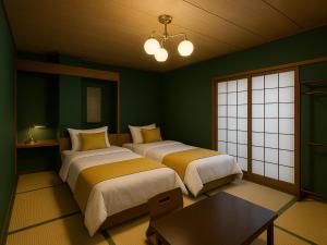 佐賀市にあるKANSEI null 佐賀の緑の壁の部屋にベッドが2つある