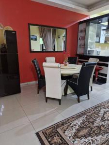 Posezení v ubytování HOMESTAY RIZQI - MUS LIM Only