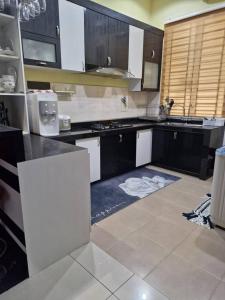 Kuchyň nebo kuchyňský kout v ubytování HOMESTAY RIZQI - MUS LIM Only