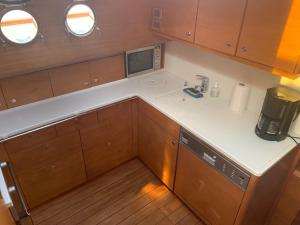 una vista aérea de una cocina con fregadero en Philoria, en Cap d'Agde