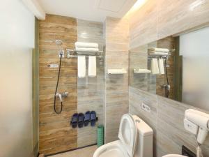 un baño con inodoro y ducha en Xiaobeilou Inn Zhangjiajie Railway Station Tianmen Mountain Cableway Branch, en Zhangjiajie 20 fotos más