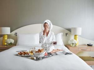 Кровать или кровати в номере Sofitel Dubai Downtown