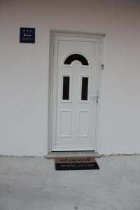 una puerta blanca en el lateral de un edificio blanco en Apartment Nina, en Split