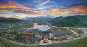 成都市にあるThe Mulian Hotelの川付きのリゾートの空中ビュー