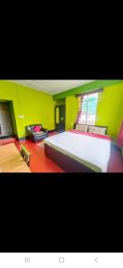 西隆Pumpkin Tourist lodge的一间卧室设有一张大床和黄色的墙壁 更多5张照片