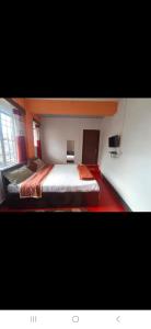 西隆Pumpkin Tourist lodge的一间大卧室,内配两张床