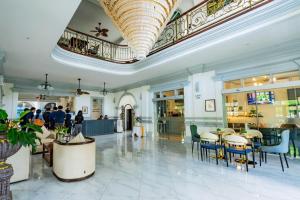 una hall con tavoli e sedie in un edificio di My BanLao Hotel a Luang Prabang