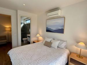 Ένα ή περισσότερα κρεβάτια σε δωμάτιο στο Mountain Views Alfresco with Panoramic Views