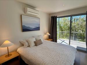 Ένα ή περισσότερα κρεβάτια σε δωμάτιο στο Mountain Views Alfresco with Panoramic Views