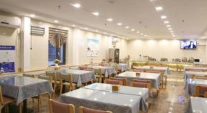 Televisyen dan/atau pusat hiburan di GreenTree Inn High-tech Zone Shandong University Bathing Beach Hotel