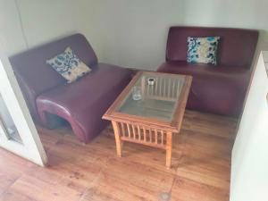 Khu vực ghế ngồi tại Hotel O H Pass