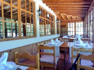 Um restaurante ou outro lugar para comer em Quinta Do Crestelo Aparthotel