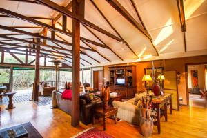 un ampio soggiorno con travi in legno sui soffitti di Thornwood a KwaNibela