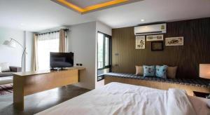 Un televizor și/sau centru de divertisment la M Boutique Resort