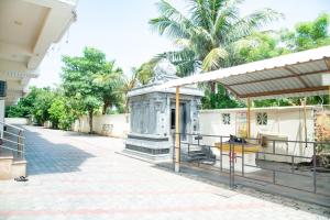 a building with a statue in the middle of a sidewalk at Heritage By High Point in Tiruchirappalli