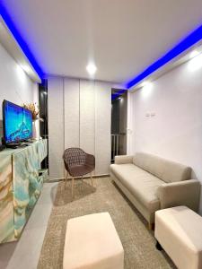 Телевизор и/или развлекательный центр в Exclusivo apto con vista al mar a 5 min del centro histórico