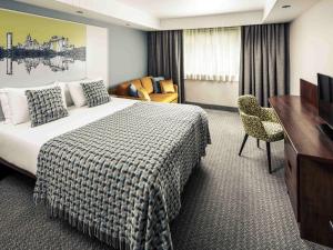 Ένα ή περισσότερα κρεβάτια σε δωμάτιο στο Mercure Swansea Hotel