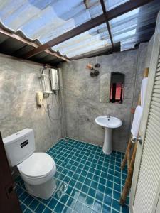 un bagno con un water e un lavandino di Nai Khun Khao Resort a Chiang Mai