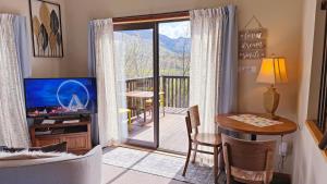 TV a/nebo společenská místnost v ubytování Alpine View Lodge