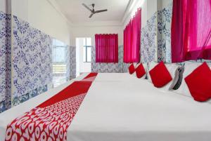 Giường trong phòng chung tại Sri Sakthi Lodge