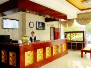 Členové personálu v ubytování GreenTree Inn Shanghai Sheshan national tourist resort Express Hotel