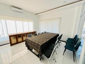 にある3S Guest Houseのテーブルと椅子のある会議室