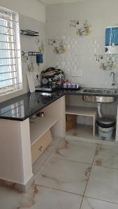 een keuken met een spoelbak en een aanrechtblad bij Nandi Parihar Villa 1 in Bangalore