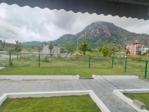 een tennisbaan met een berg op de achtergrond bij Nandi Parihar Villa 1 in Bangalore