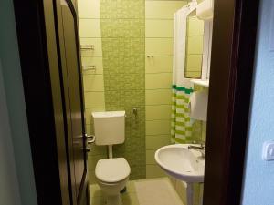 Koupelna v ubytování Hostel Kristal + 37 fotografií