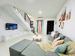 Φωτογραφία από το άλμπουμ του Cozy 3BR House for Groups with AC Wifi Free Parking σε Cebu City +43 φωτογραφίες