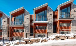 Une rangée d'immeubles d'appartements dans la neige dans l'établissement Spa - Foosball Table - Le Floriska, à Stoneham
