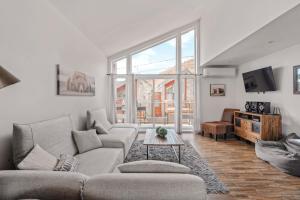 un salon avec un canapé et une table dans l'établissement Spa - Foosball Table - Le Floriska, à Stoneham 29 autres photos