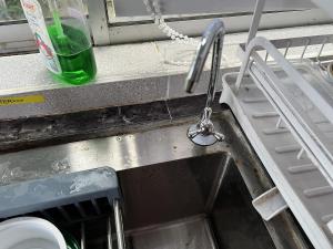 Kampung BinjaiにあるHomestay Chemumar 1 Roomのカウンターの洗面台