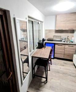 フロレシュティにあるApartament 3 Closcaの小さなキッチン(木製のテーブルと椅子付) +11枚の写真
