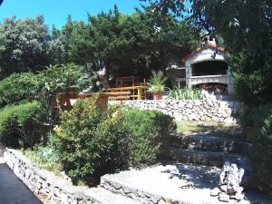 Κήπος έξω από το Apartments Peric