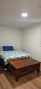 Posto letto in camera con tavolo in legno. di One Life Live It Farm stay a Dareton Altre 43 foto